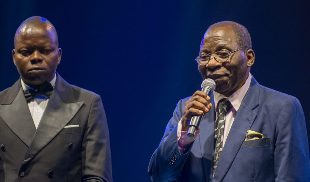 Le Journaliste Manda Tchebwa tenant le micro lors de la réception du PRIX LOKUMU de l'IMMORTEL ph. Arts.cd