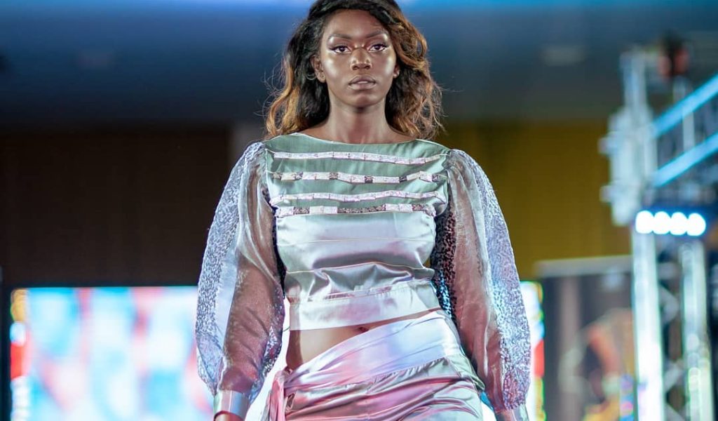 Mannequin lors d'un défilé de mode ph. tiers