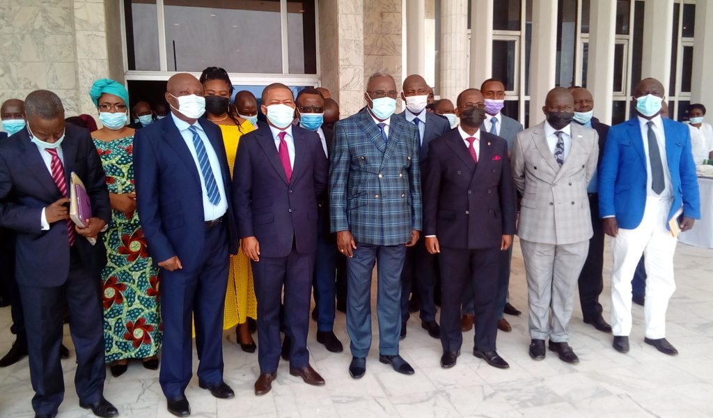 Photo de famille avec au centre le Ministre congolais de la Culture et arts ph. Adiac-congo